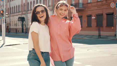 duas mulheres posando em uma rua da cidade