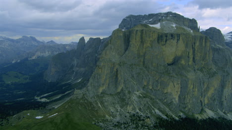 Acantilados-Rocosos-Y-Picos-De-Las-Montañas-Dolomitas-De-Italia,-Paisaje-Aéreo