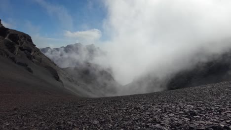 timelapse de nubes en las montañas andinas bolivianas cerca de la ciudad de la paz, bolivia