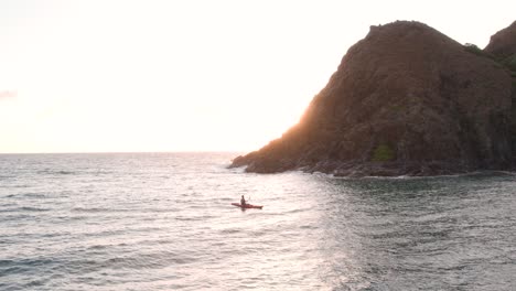 Person-Kajak-In-Der-Nähe-Von-Rocky-Island-Mokulua-Bei-Sonnenaufgang-In-Oahu,-Hawaii