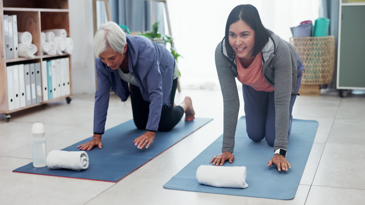 atención a mujeres, pacientes y ancianos en clases de yoga