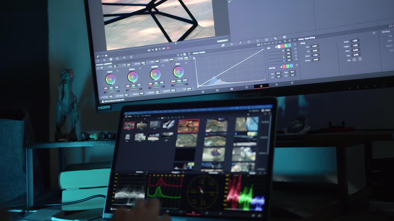 edición de video en el ordenador portátil nocturno