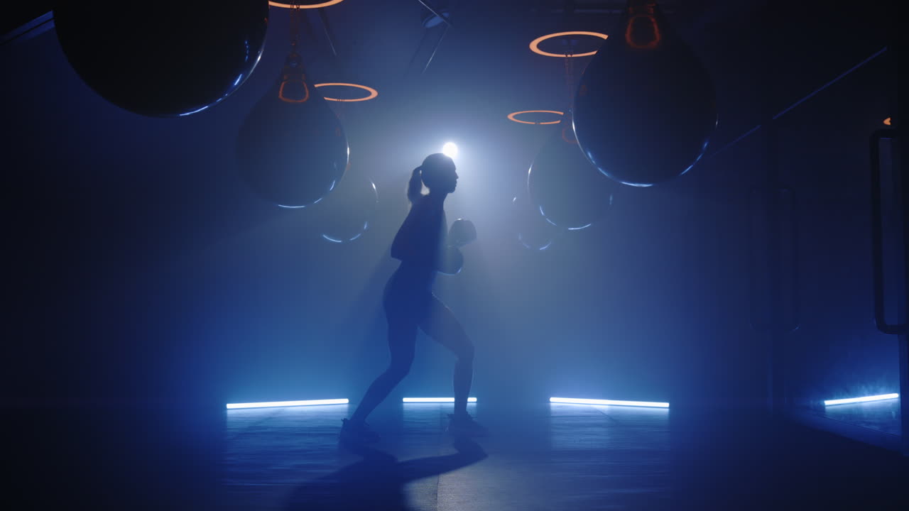 женщина боксирует в спортзале.