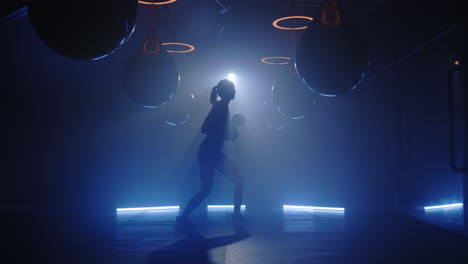 mujer boxeando en un gimnasio