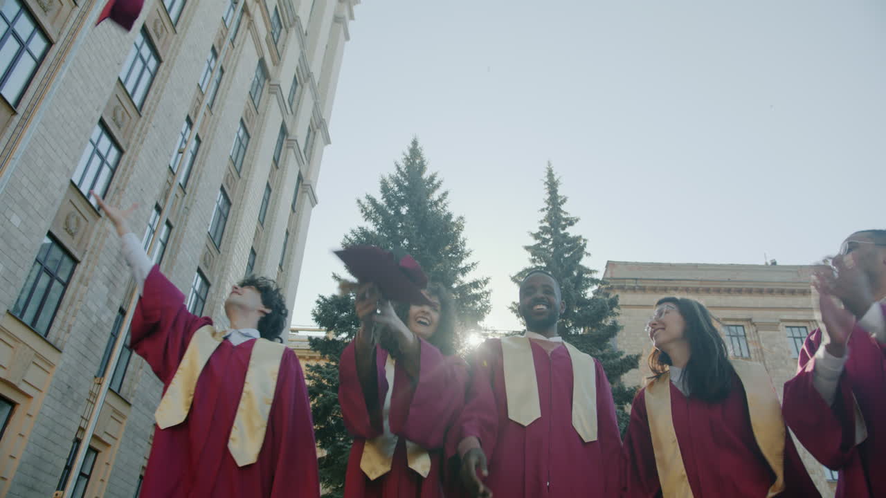 los graduados celebran
