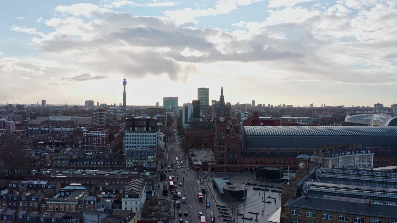 킹스 크로스 세인트 판크라스 런던에서 돌리 백 드론 샷