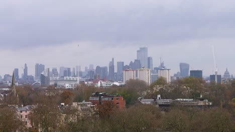 Nubes-Grises-Se-Precipitan-Sobre-El-Horizonte-De-La-Ciudad-De-Londres-Mientras-El-Humo-Sale-De-Las-Chimeneas-Y-Las-Chimeneas.