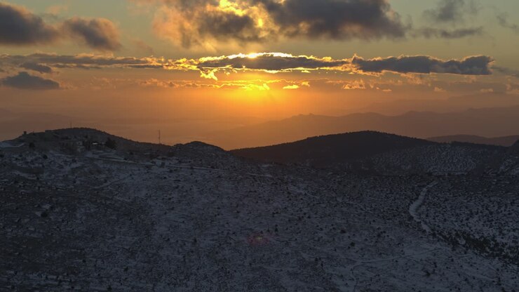 Aerea - Tramonto dorato dietro montagne innevate - Ripreso con DJI Inspire 2 X7 50mm RAW.