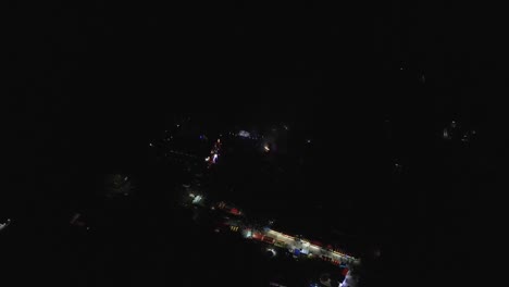 la antena hacia la vista de las estrellas de los fuegos artificiales está en un fondo oscuro sobre muchas personas en la ciudad de méxico