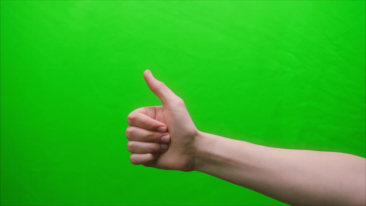초록색 바탕에 있는 손의 몸짓을 클로즈업으로 촬영하고, 스튜디오에서 몸짓을 촬영합니다.