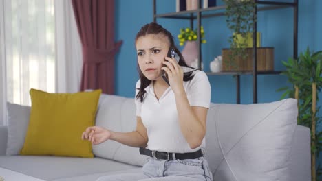 mujer joven con dolor de espalda baja con hernia.