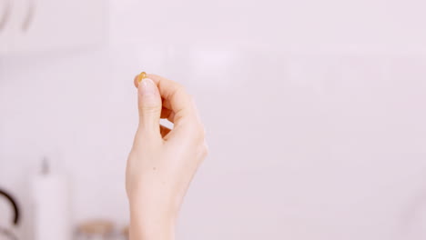mujer que toma un suplemento dietético