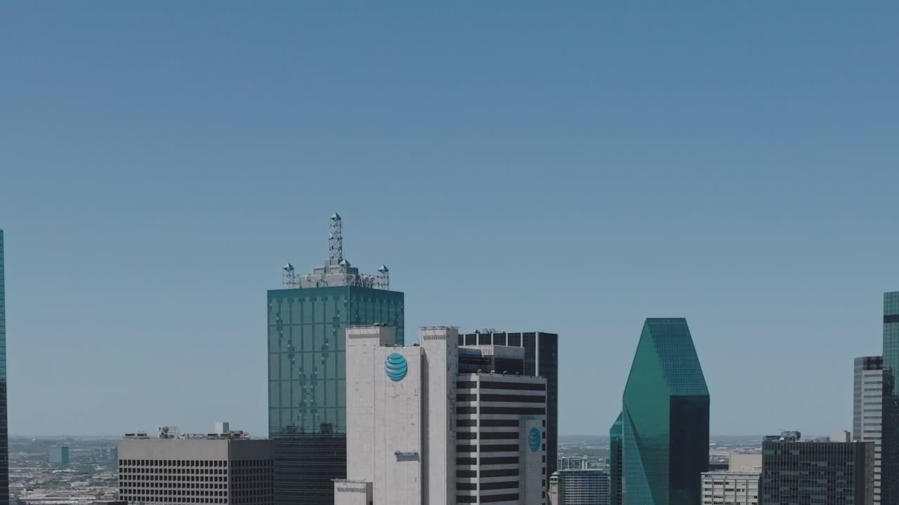 Vista do centro de Dallas tirada de cima com céu limpo