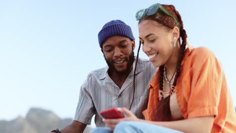 Relax,-phone-and-search-with-friends-in-outdoor-to