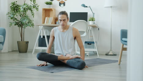 hombre practicando yoga en casa