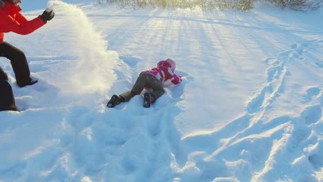 Familie-Hat-Spaß-An-Sonnigen-Wintertagen.-Frohe-Winterruhe