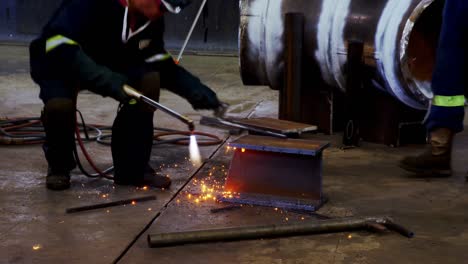 ingenieros masculinos que utilizan la antorcha de soldadura 4k