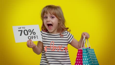 niña niña mostrando bolsas de compras y hasta un 70 por ciento de descuento en inscripciones texto de banner, viernes negro