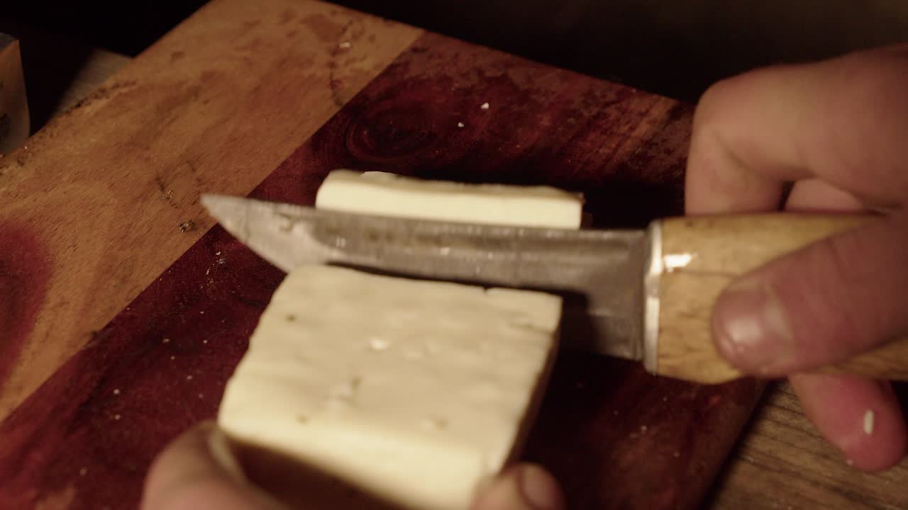 enfoque estrecho vista de cerca: cortes de cuchillo forjados bloque de queso halloumi