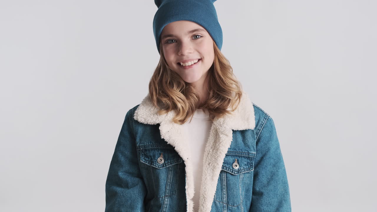 십대 백인 소녀가 젠임 재을 입고 고개를 끄덕인다.