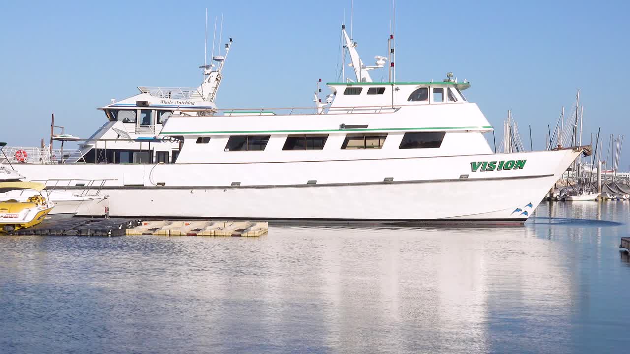 2019 - 채널 제도 근처의 비극적인 다이빙 보트 화재 이후 santa barbara 항구에 앉아 있는 truth aquatics가 소유한 컨셉 다이빙 보트와 유사한 보트 1