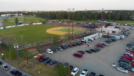 4K-Drohnenvideo-Vom-Parkplatz-Auf-Dem-Growden-Memorial-Field-Während-Des-Klassischen-Baseballspiels-Der-Mitternachtssonne-In-Fairbanks,-Alaska,-Am-Längsten-Tag-Des-Sommers