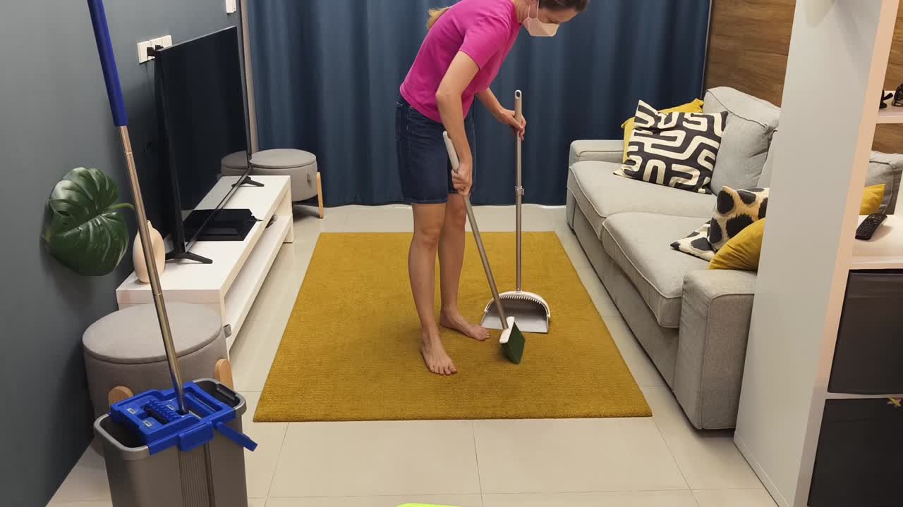 mujer barriendo el suelo