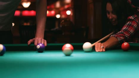 Paar-Spielt-Snooker-Im-Nachtclub-4k