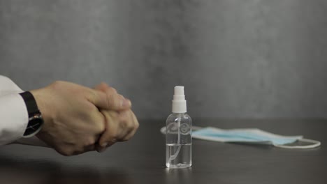 Mann-Benutzt-Eine-Flasche-Flüssigen-Alkoholspray-Desinfektionsmittel-Mit-Den-Händen.-Coronavirus