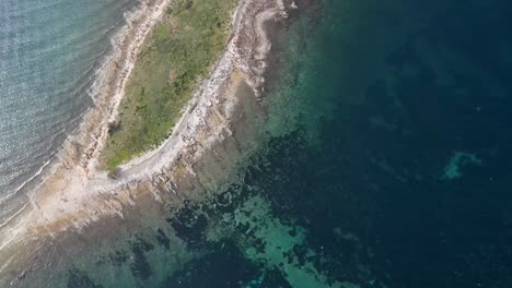 Blick-Von-Oben-Auf-Die-Herde-Von-Möwen,-Die-über-Küstenland-Fliegen,-Dugi-Otok,-Kroatien