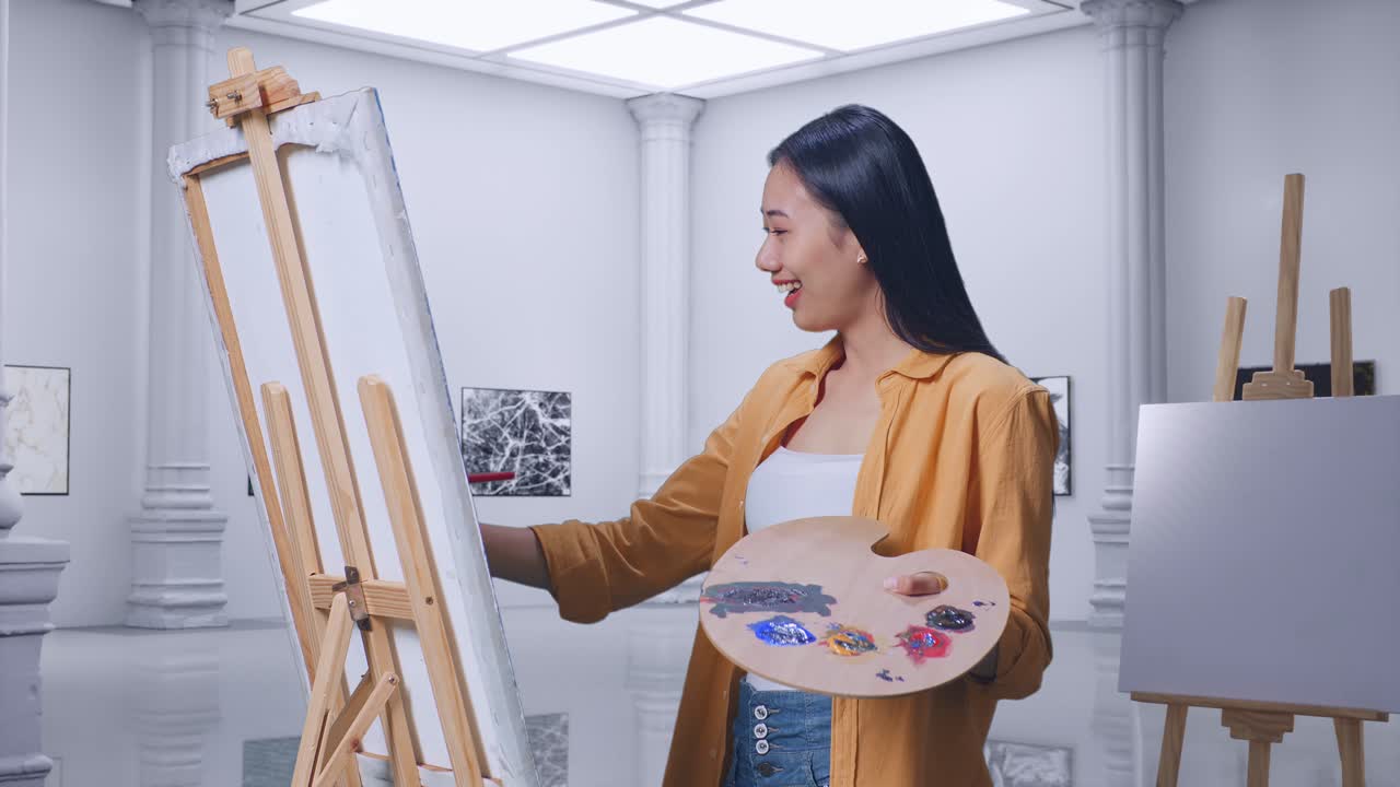 미술관에서 예술가 그림을 그리는