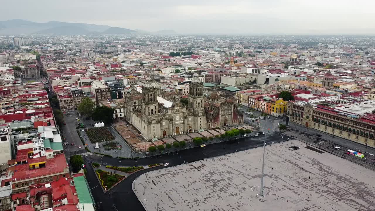 centro historico de la ciudad de mexico, catedral metropolitana de mexico a un lado del zocalo