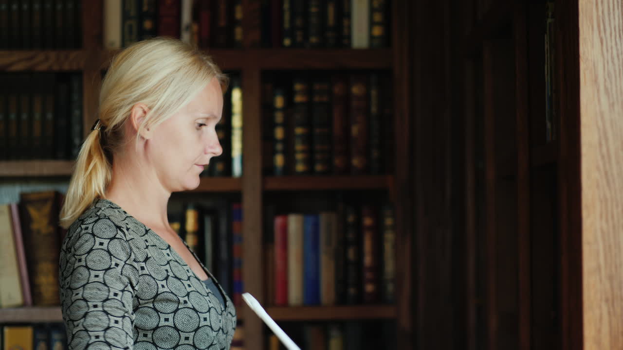 mujer limpiando estanterías