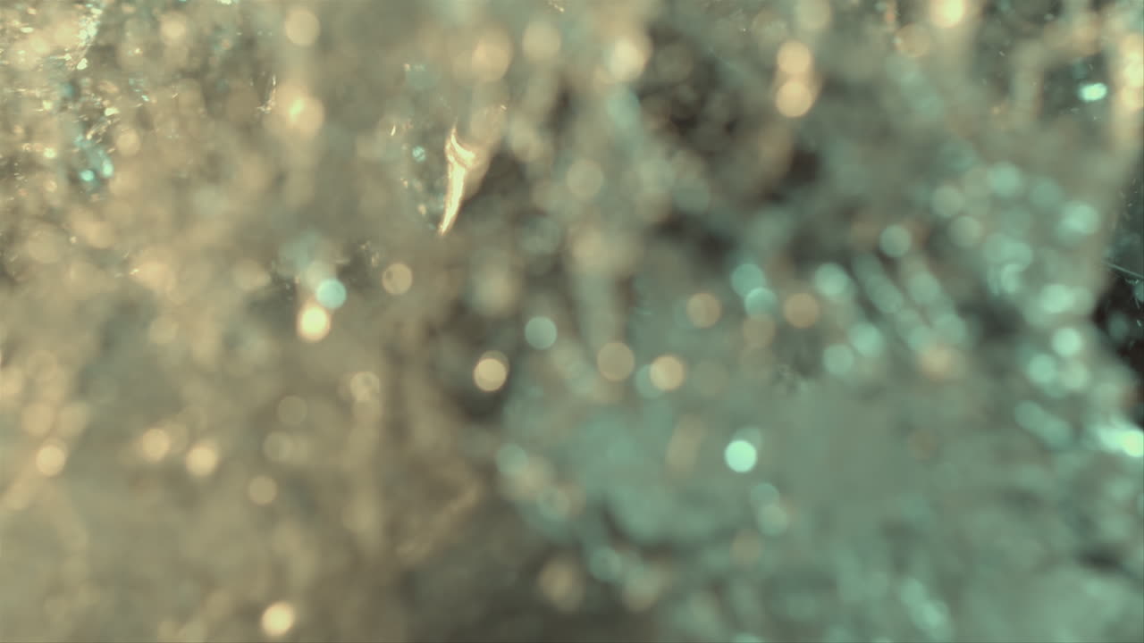 해머가 스노우 글로브를 부수다