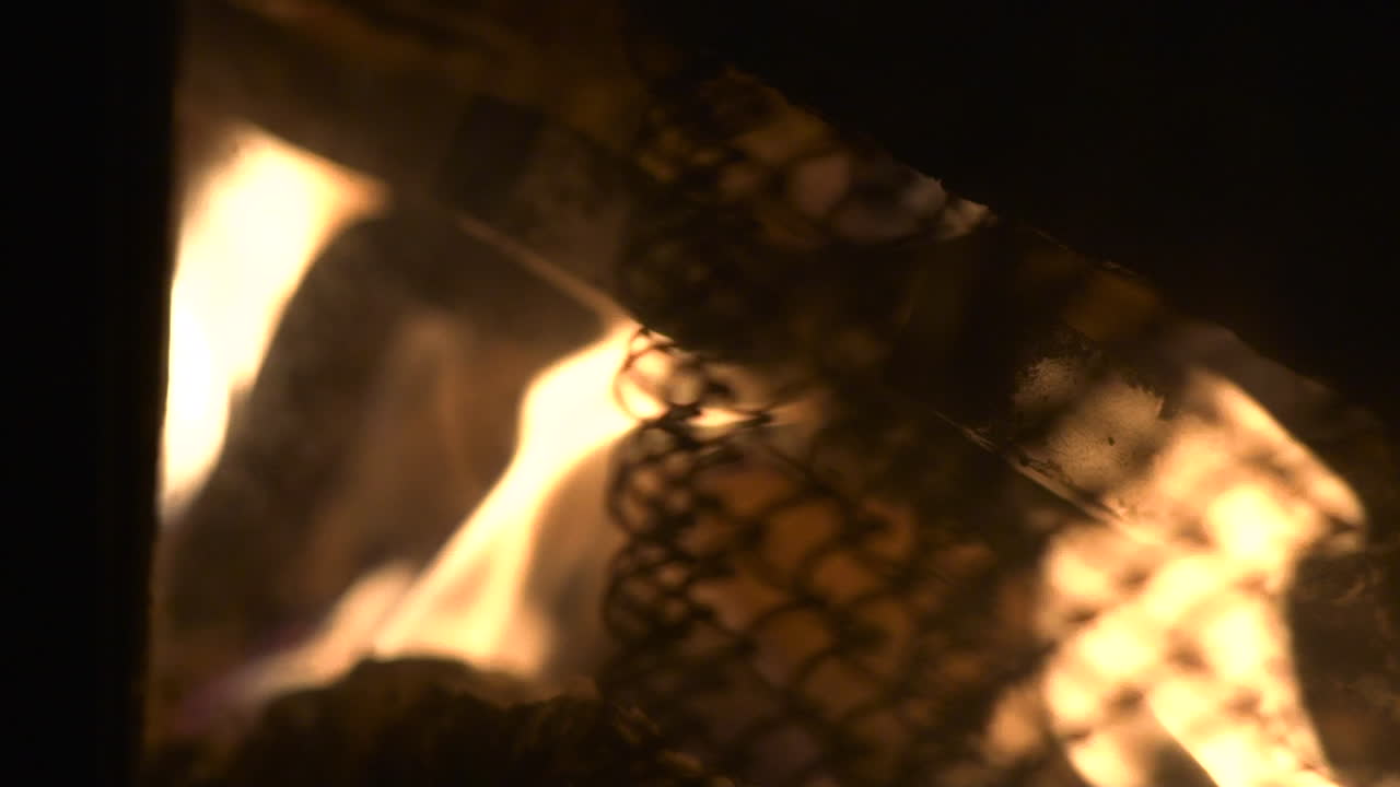 느린 동작으로 타는 벽난로에 랙 초점