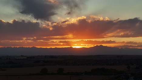 largo pico de la cordillera rocosa frente de la cordillera puesta de sol