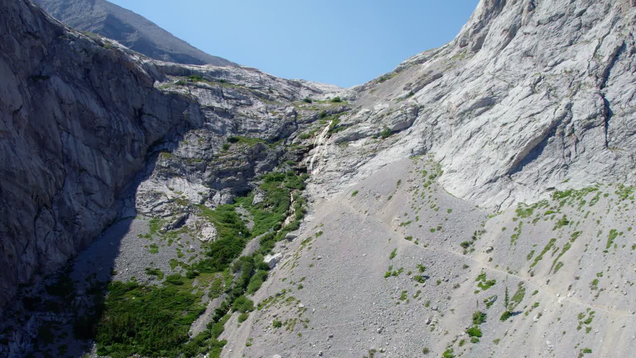 에어리얼 리프팅 카나르본 호수 폭포 절벽, 카나나스키스, 앨버타, 캐나다