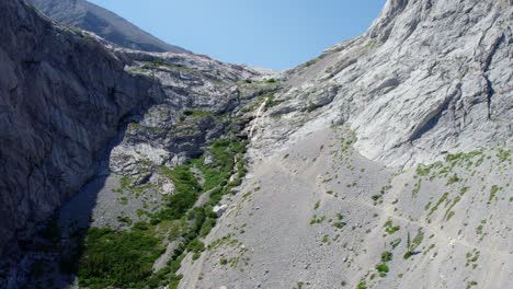 elevación aérea del acantilado de la cascada del lago carnarvon, kananaskis, alberta, canadá