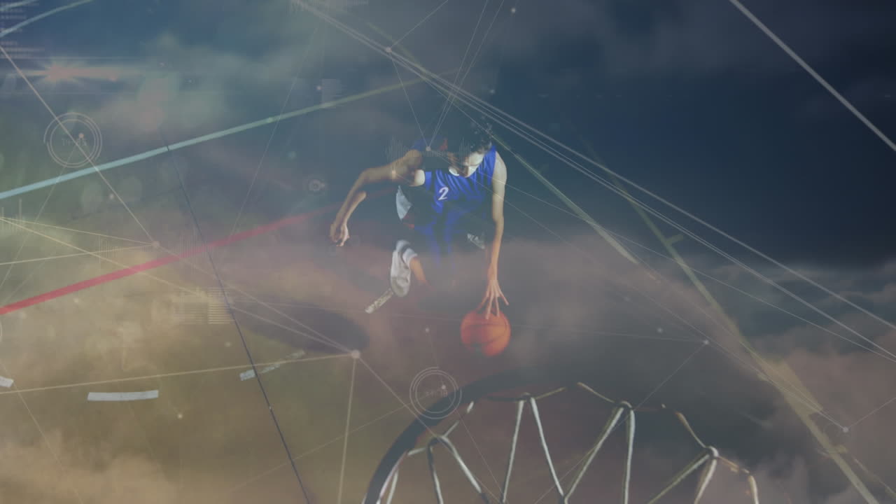 animación de procesamiento de datos, redes de conexiones sobre jugador de baloncesto masculino biracial en el gimnasio