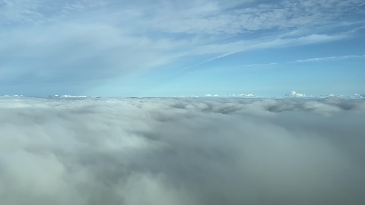 sobrevuelo de una manta de nubes durante la fase de nivel de crucero disparado desde una cabina de avión, volando a 12000 m de altura