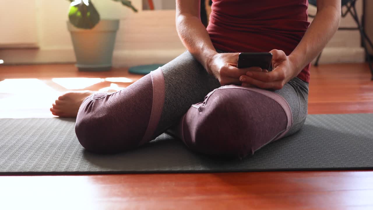 mujer caucásica usando su teléfono en casa
