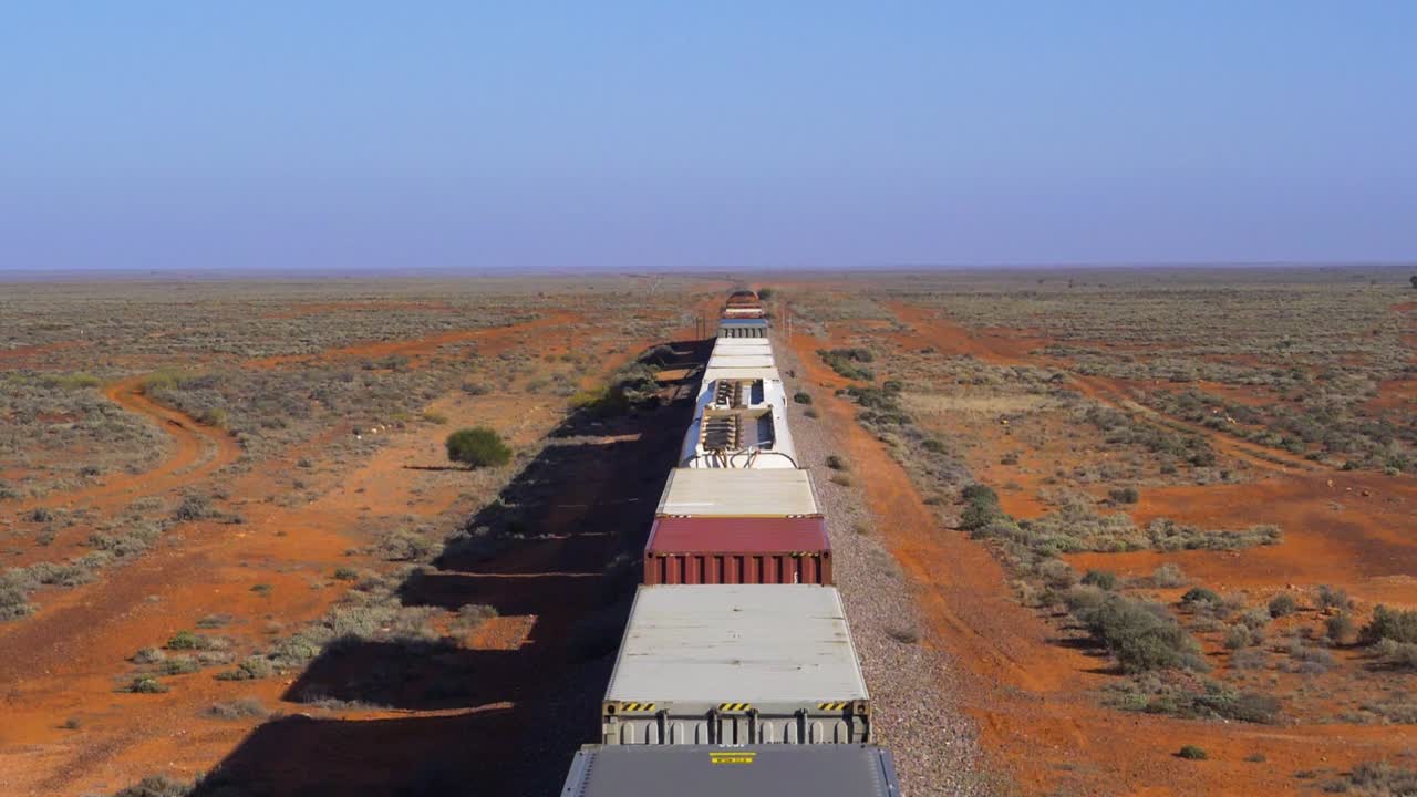 tren de carga en la línea ferroviaria transcontinental en pimba, sur de australia