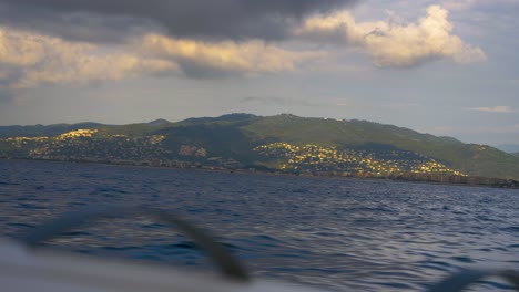 Paisaje-Costero-Desde-Un-Barco-Rápido-Navegando-En-Cámara-Lenta