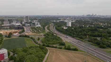 Autopista-Urbana-En-Alemania-Que-Conduce-A-Una-Gran-Ciudad-En-La-Distancia