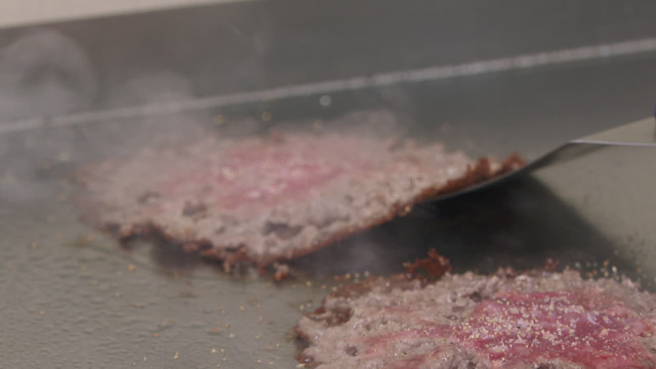 그릴 위에서 햄버거를 요리하는 것