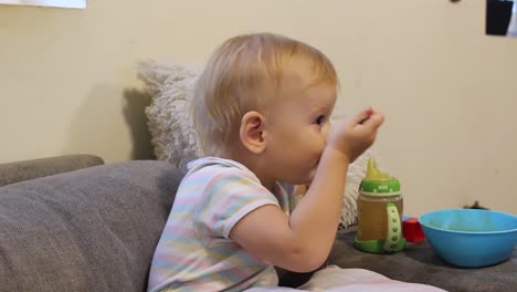 Niña-Comiendo-Sopa-En-El-Sofá