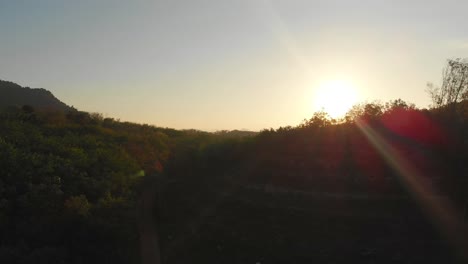 Vista-De-La-Mañana-Sobre-Una-Pequeña-Isla,-Droneshot