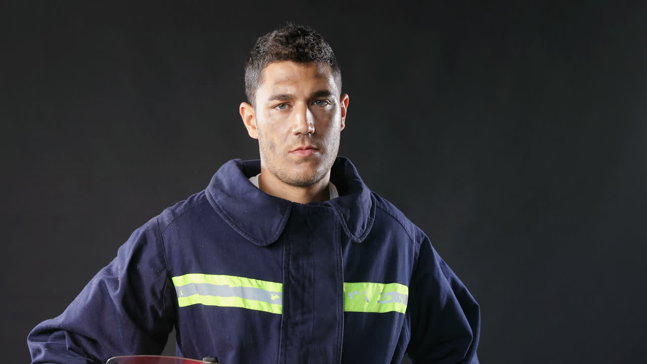 bombero de pie con el casco en la mano 4k 4k