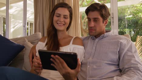 pareja caucásica usando una tableta digital
