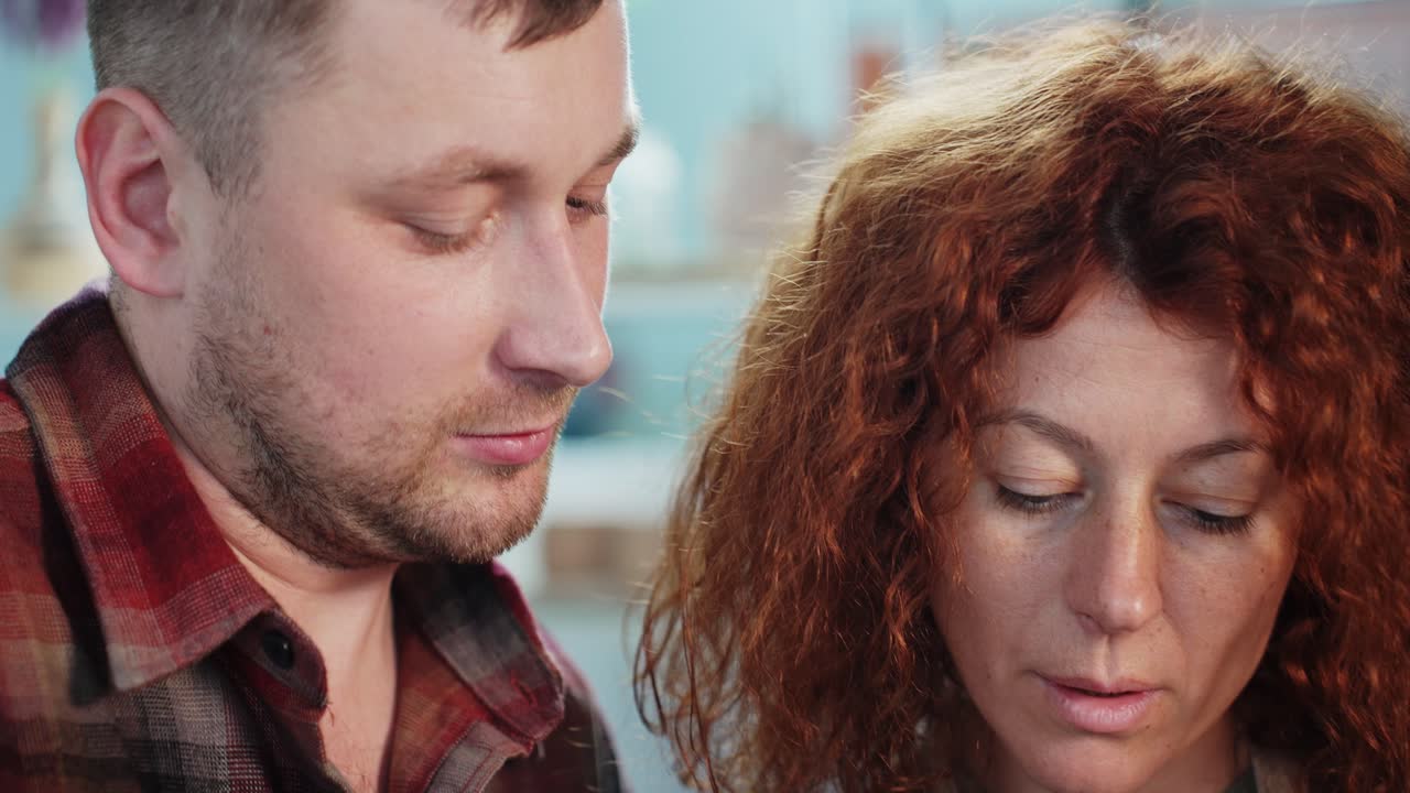 pareja en conversación